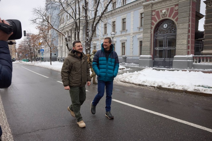 Британский телеведущий Беар Гриллс стал последней знаменитостью, встретившейся с Владимиром Зеленским в Киеве