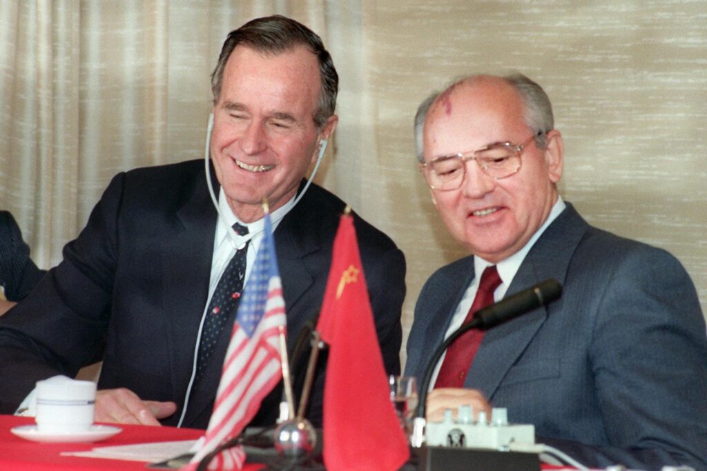 Горбачев и Буш встретились на Мальте в 1989 году