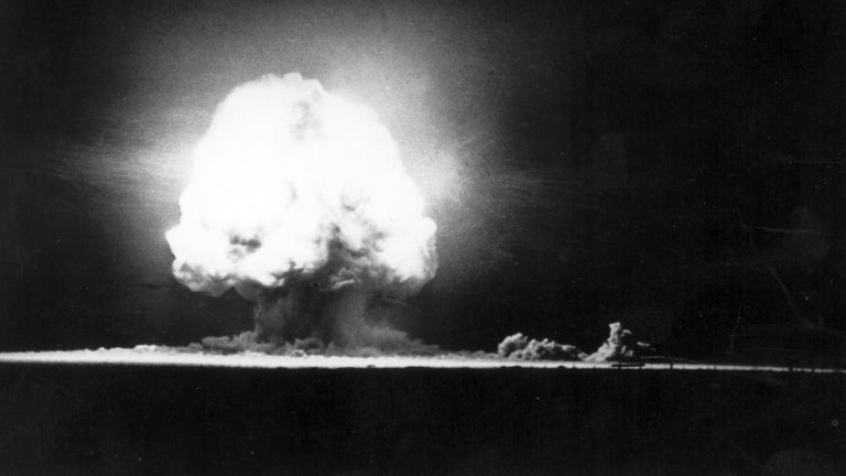 Когда США провели первые ядерные испытания?
