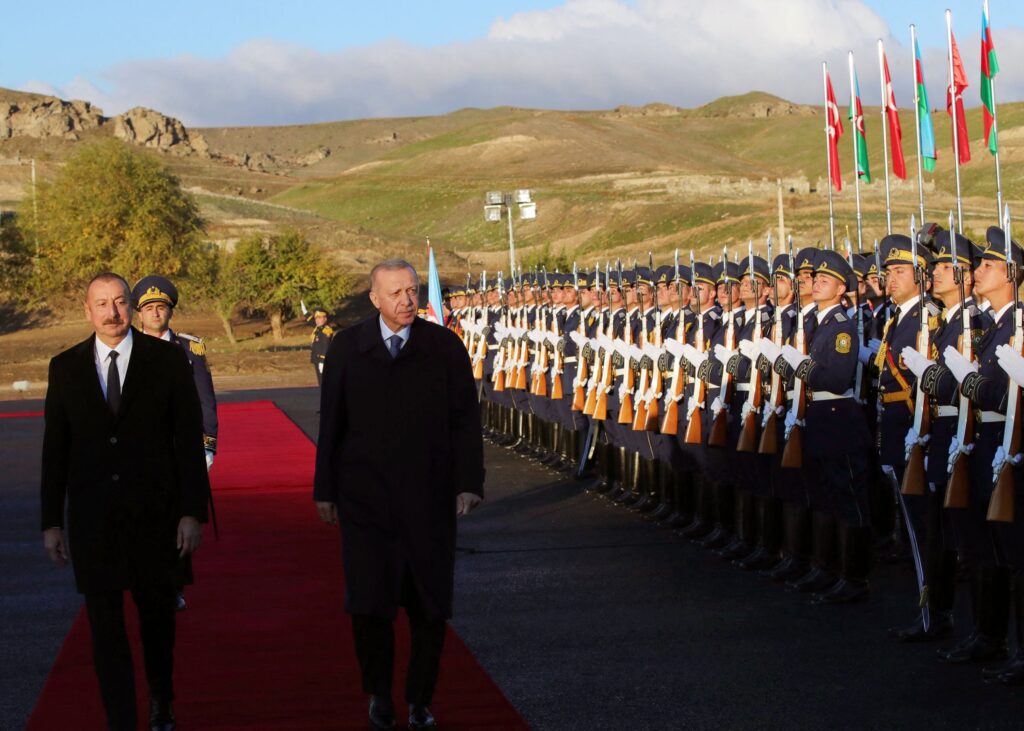 Турция и Азербайджан поддерживают тесные дипломатические и военные отношения