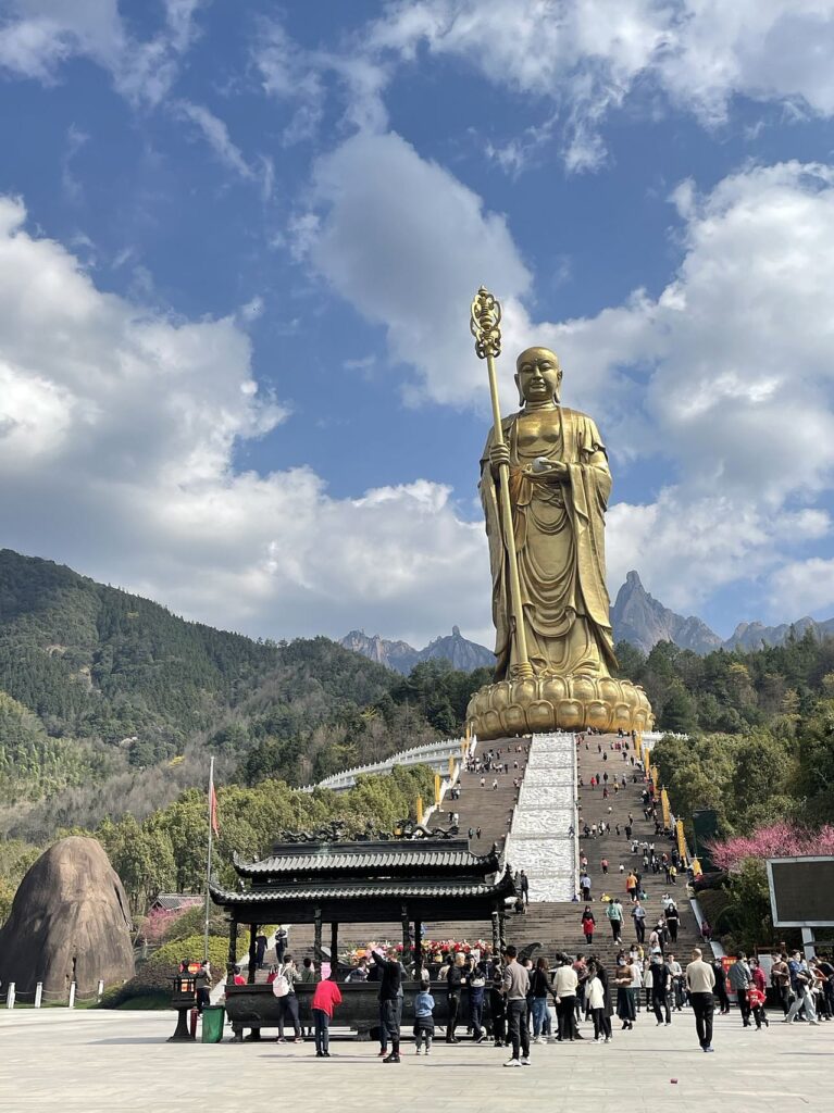Статуя Кшитигарбхи в Цзюхуашане (76 м) - Китай