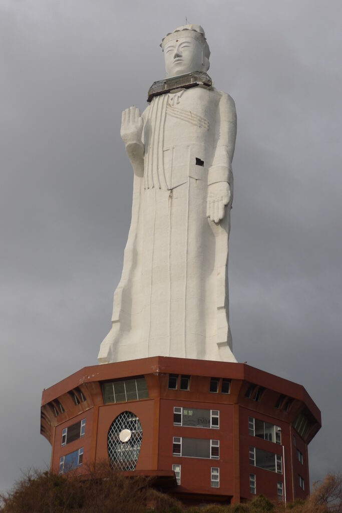 Статуя богини Каннон на острове Авадзи (80 м) - Япония