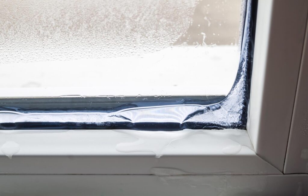Почему в доме периодически промерзают окна?