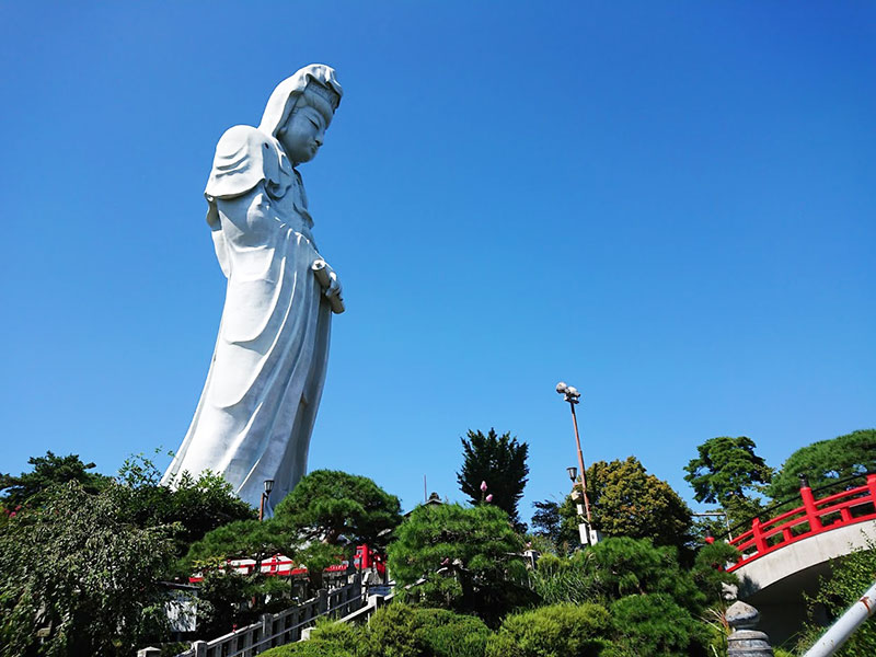 Статуя богини Каннон в парке Китано Мияко (88 м) - Япония