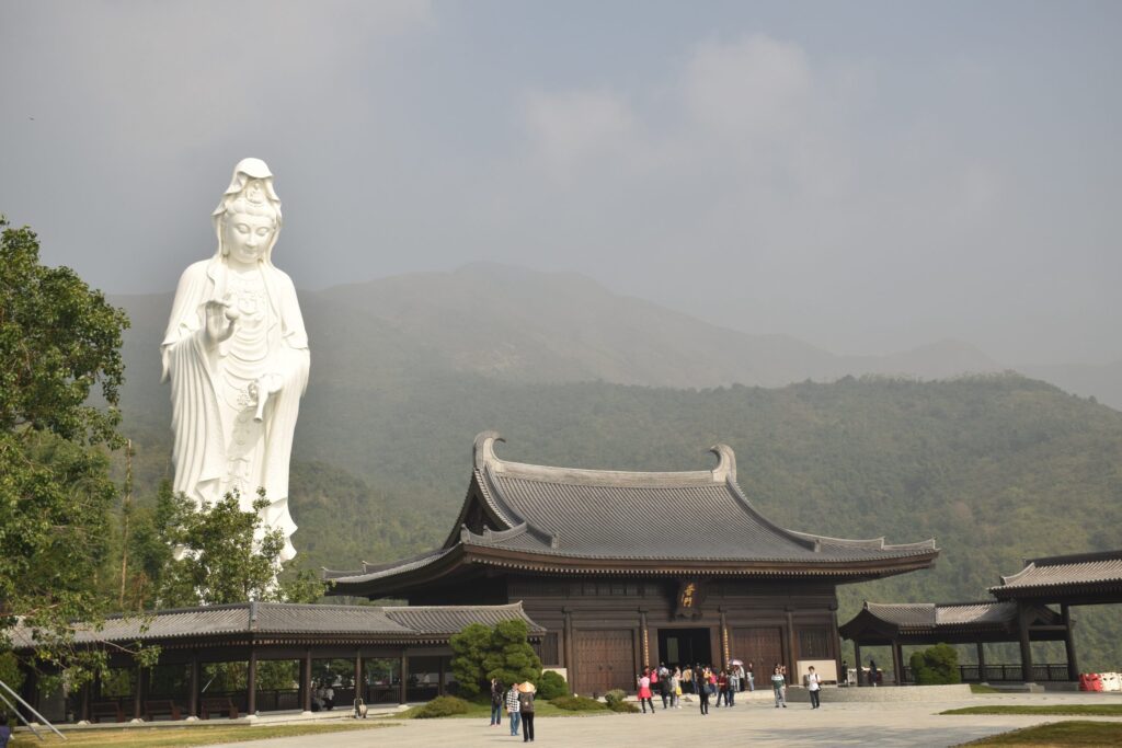 Статуя Гуаньинь в монастыре Цу Шань (76 м) - Китай