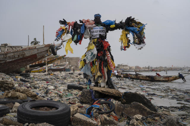 Пляж в столице Сенегала завален мусором