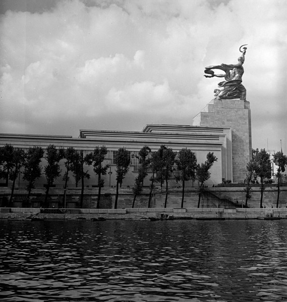 Статуя СССР в Париже над рекой Сеной
