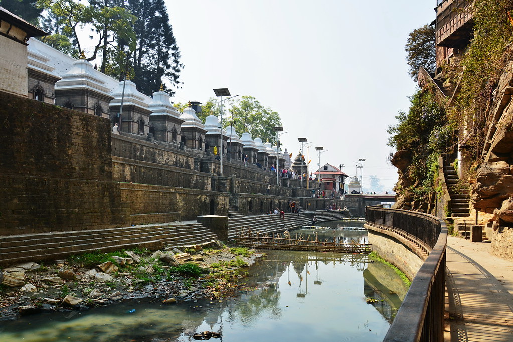 Багмати - священная река Непала, очищающая души