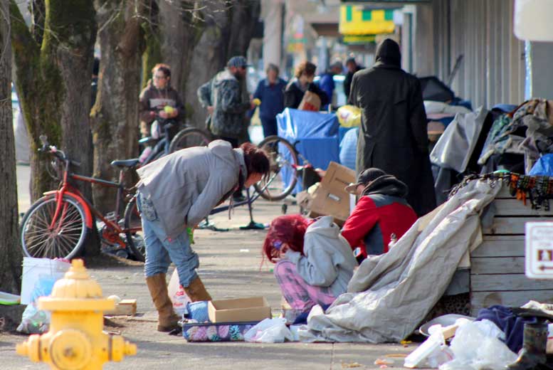 Почему в США так много бездомных?