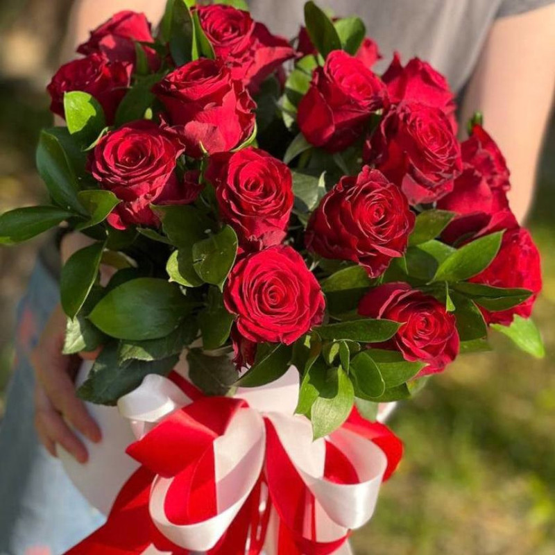 Красные розы: любовь и восхищение
