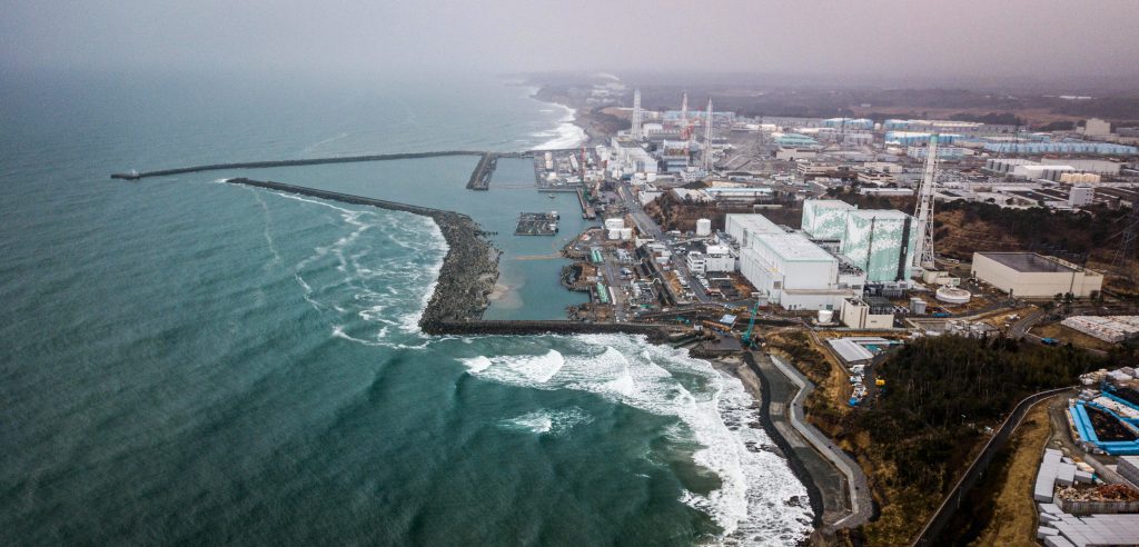 Почему атомная электростанция была расположена так низко на побережье?