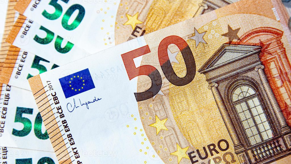 Евро (EUR)
