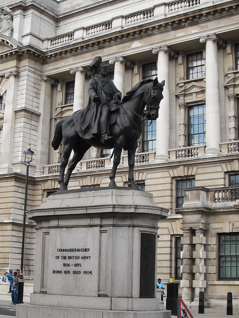 Статуя принца Георга, герцога Кембриджского, в Лондоне