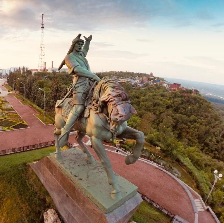 Памятник Салавату Юлаеву - символ сопротивления и традиционных ценностей