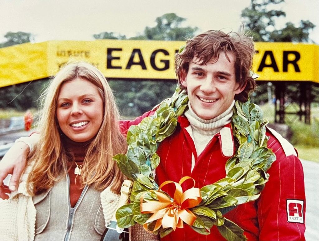 Кто была женой бразильского гонщика Айртона Сенны?