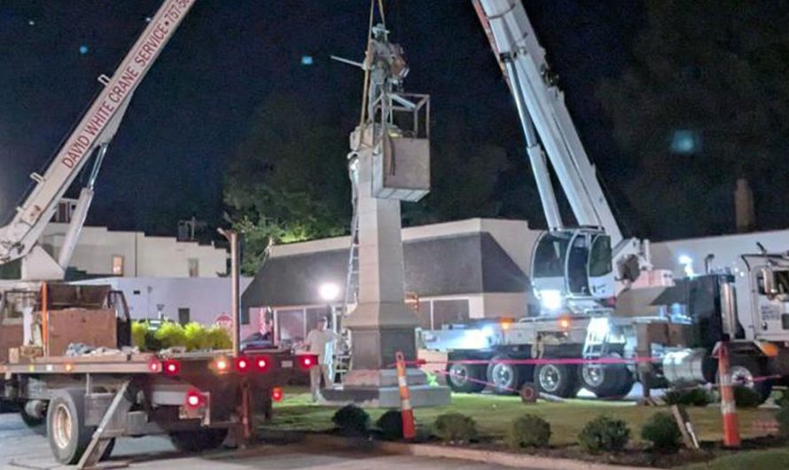 В американском городе Эдентон снесли памятник Конфедерации В американском городе Эдентон снесли памятник Конфедерации