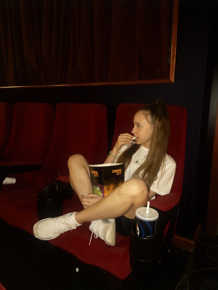 20 сексуальных девушек в кинотеатрах
