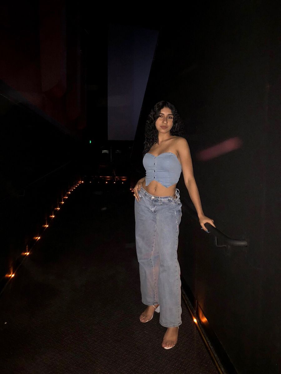 20 сексуальных девушек в кинотеатрах