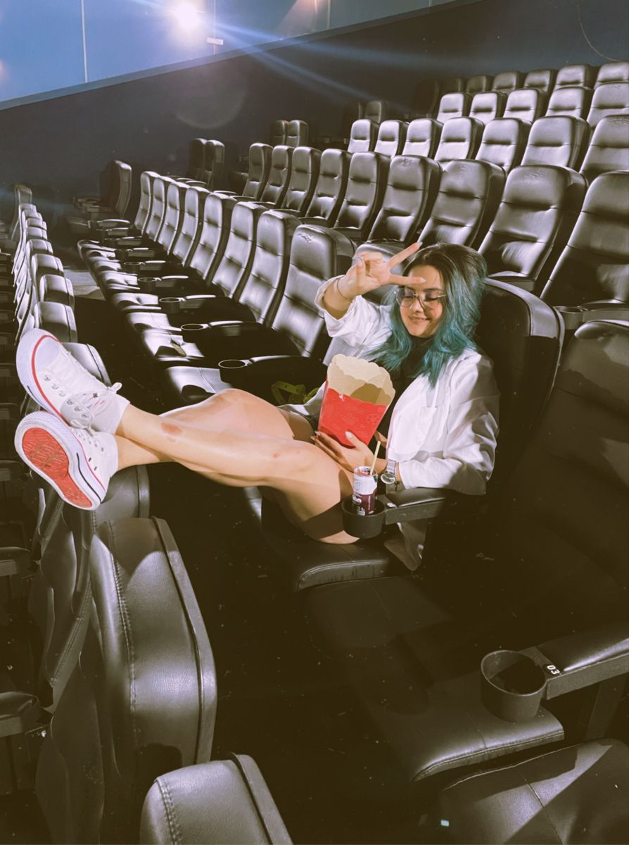 20 сексуальных девушек в кинотеатрах