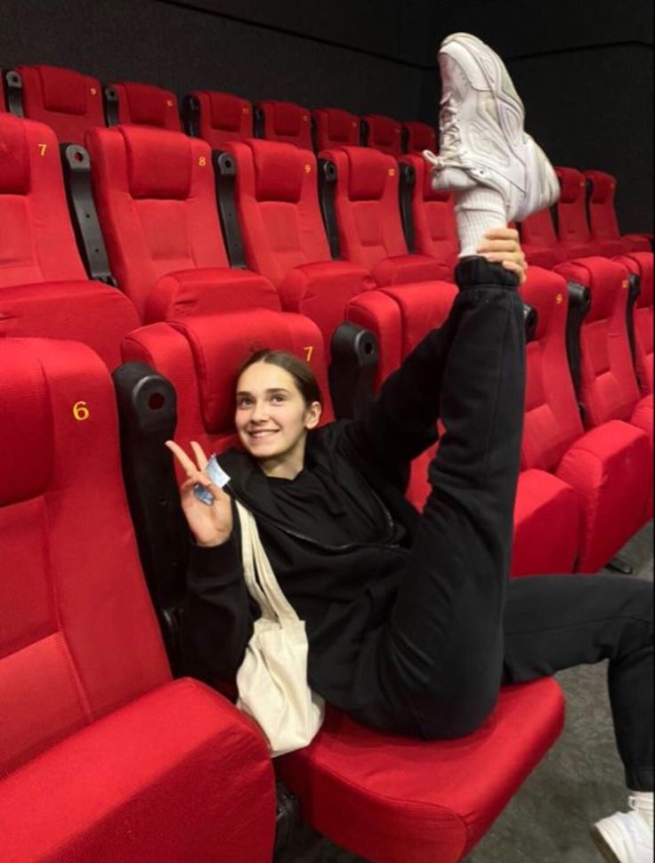 20 сексуальных девушек в кинотеатрах