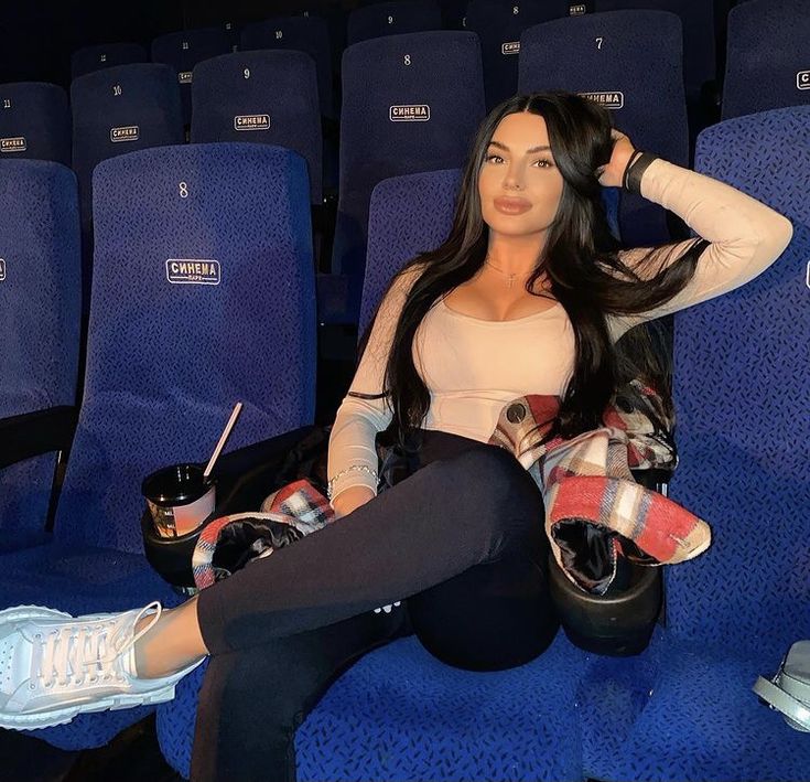 20 сексуальных девушек в кинотеатрах