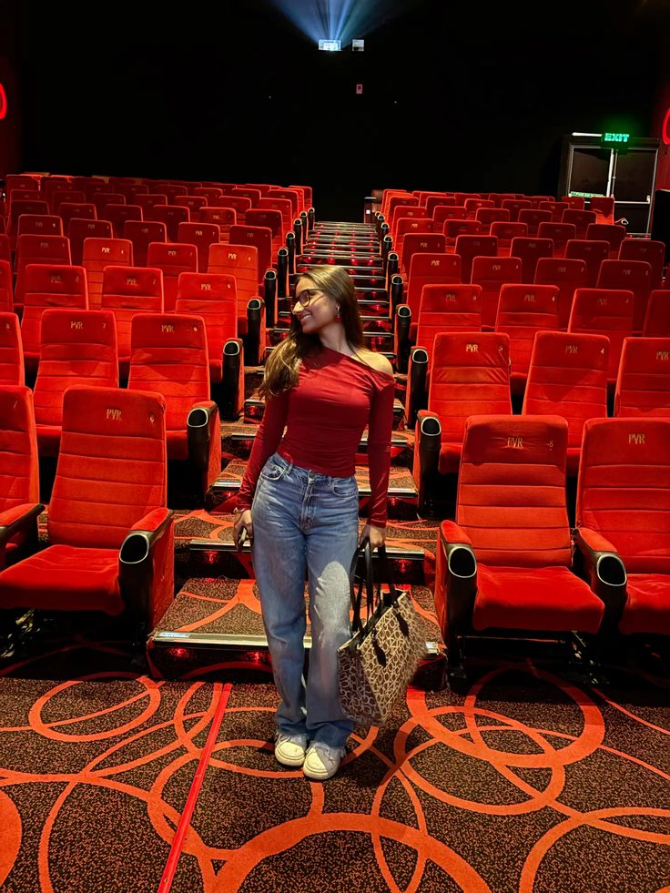 20 сексуальных девушек в кинотеатрах