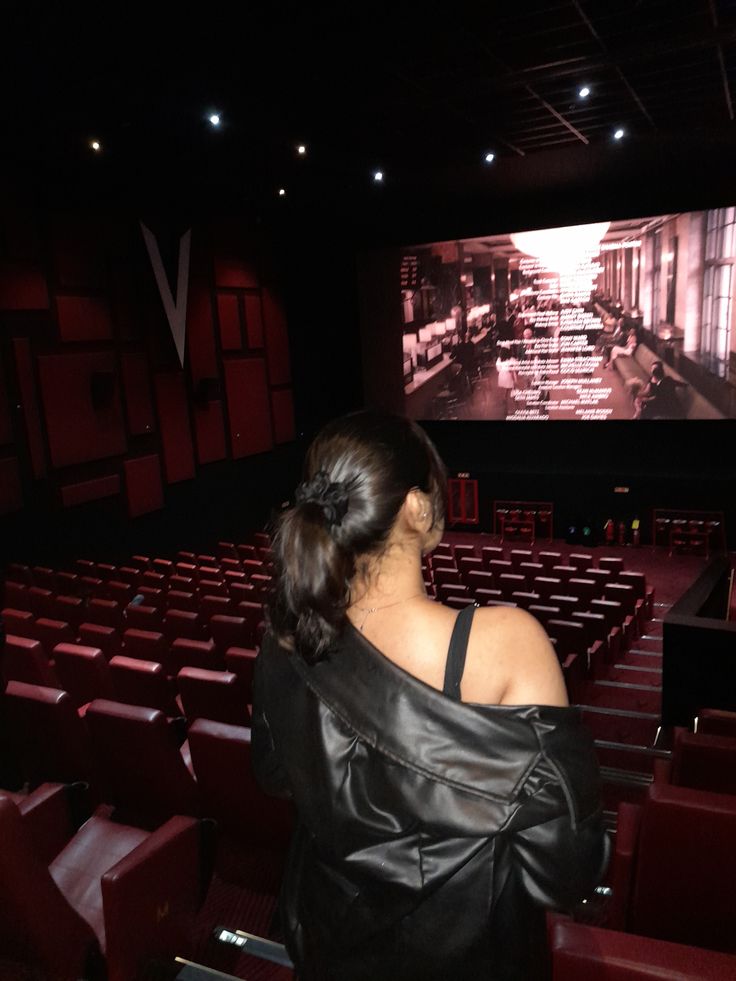 20 сексуальных девушек в кинотеатрах