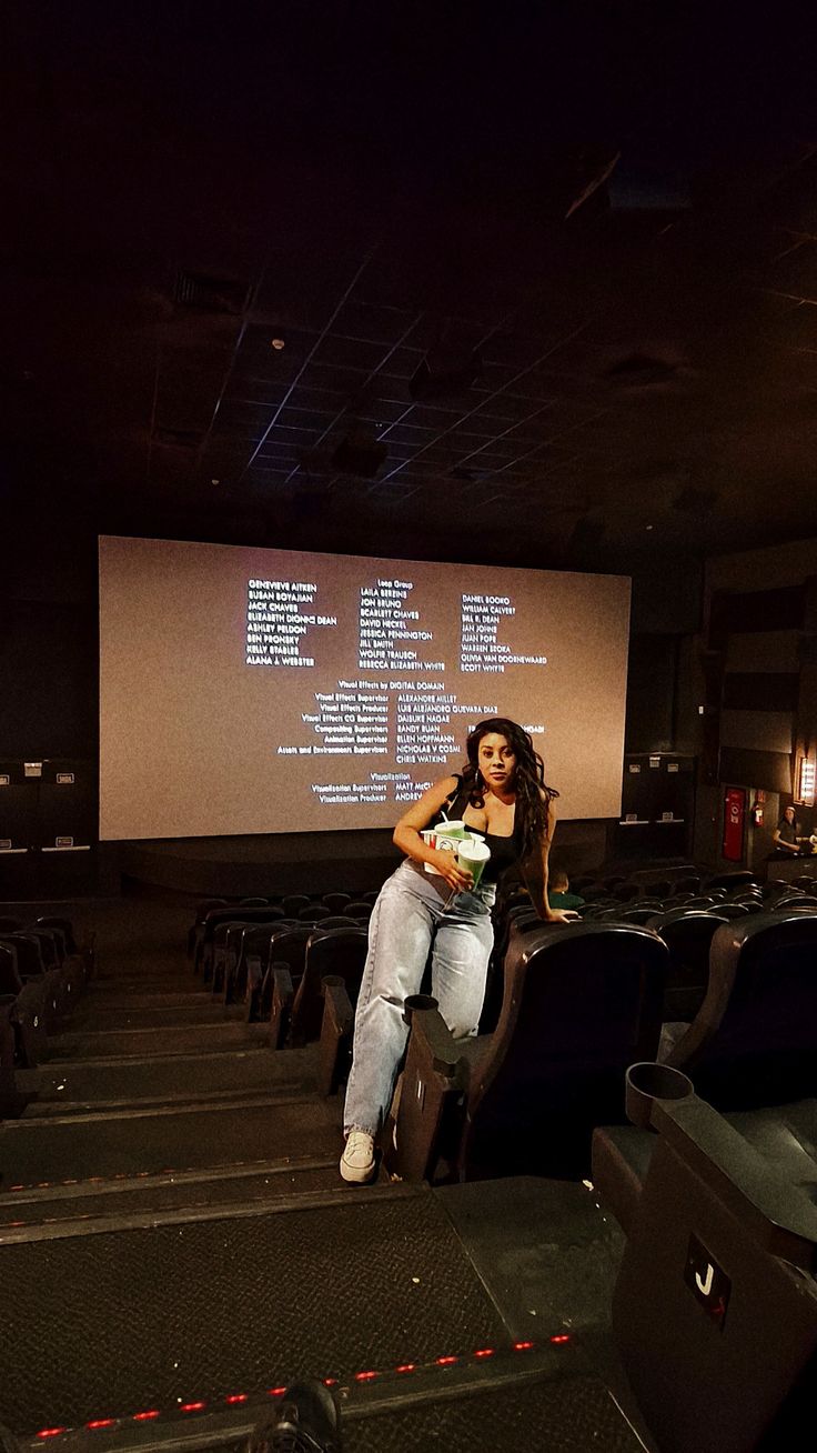 20 сексуальных девушек в кинотеатрах