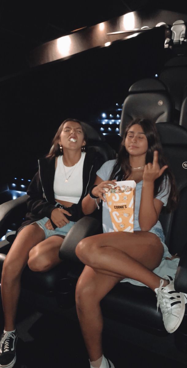 20 сексуальных девушек в кинотеатрах