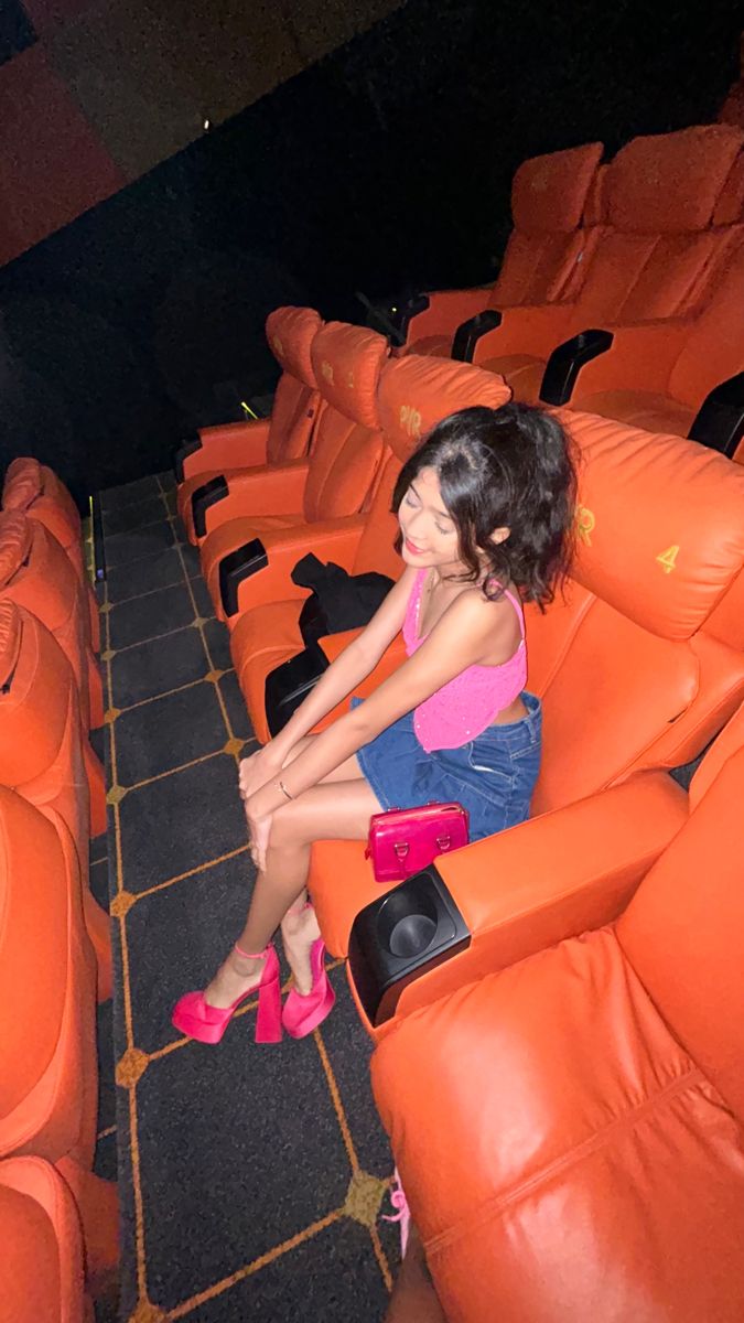 20 сексуальных девушек в кинотеатрах