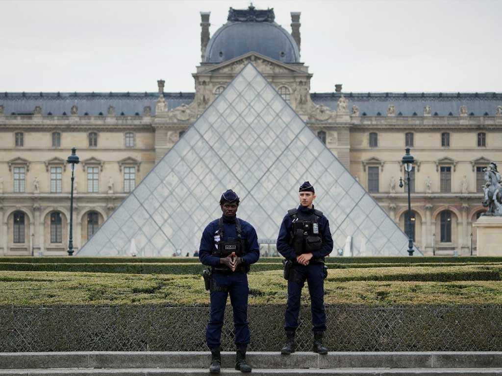 Слёзы в суде: мать двоих детей обвинена в воровстве сокровищ Наполеона