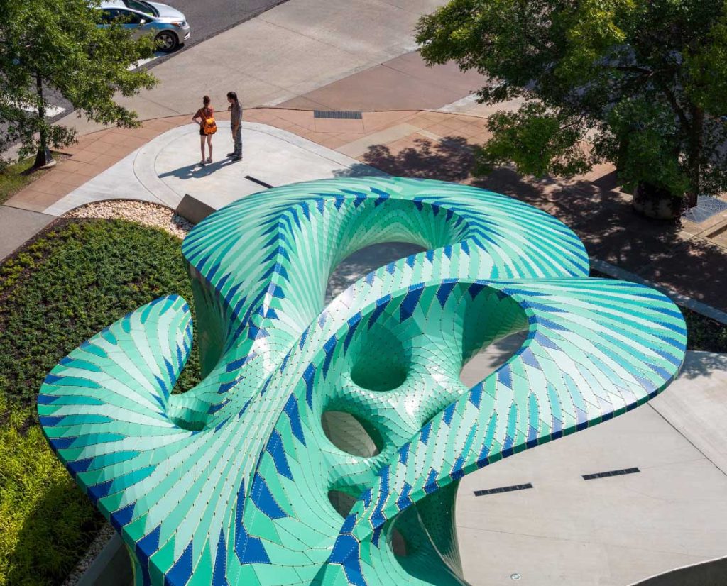 Самая необычная инсталляция года: рептилоидная скульптура в США