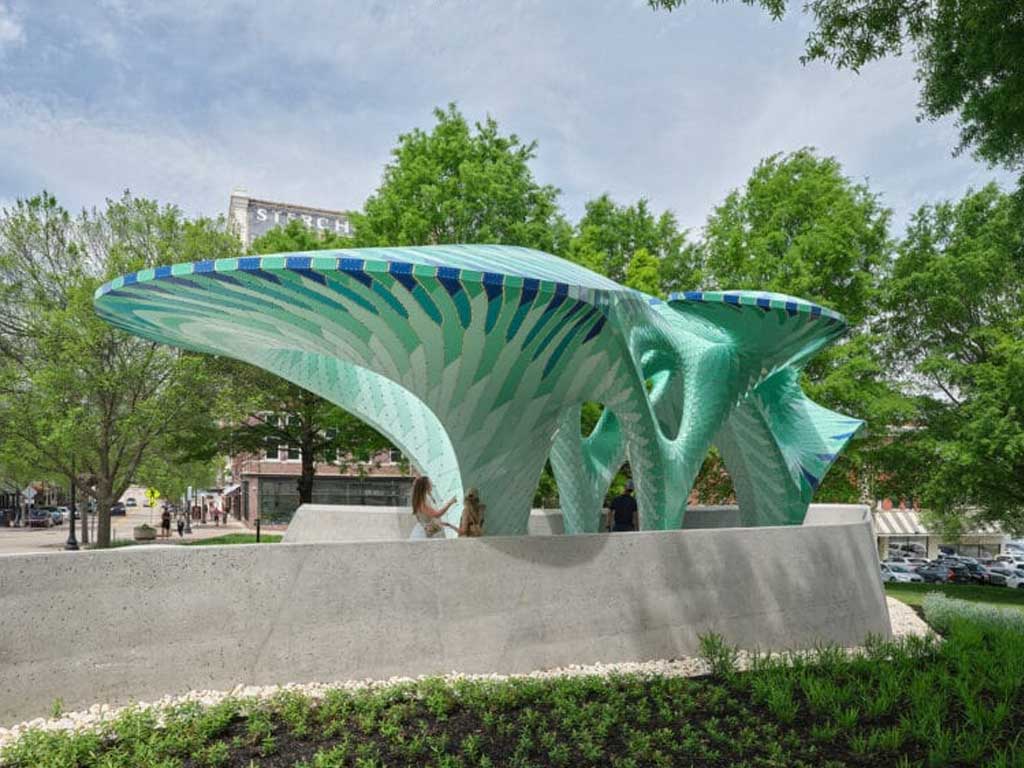 Самая необычная инсталляция года: рептилоидная скульптура в США Самая необычная инсталляция года: рептилоидная скульптура в США