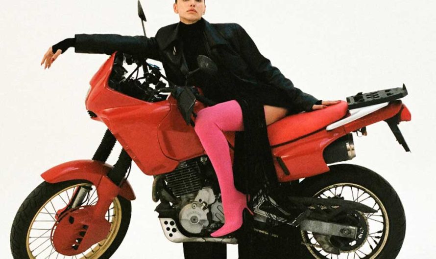 Ирина Шейк шокировала фанатов: откровенная фотосессия на мотоцикле