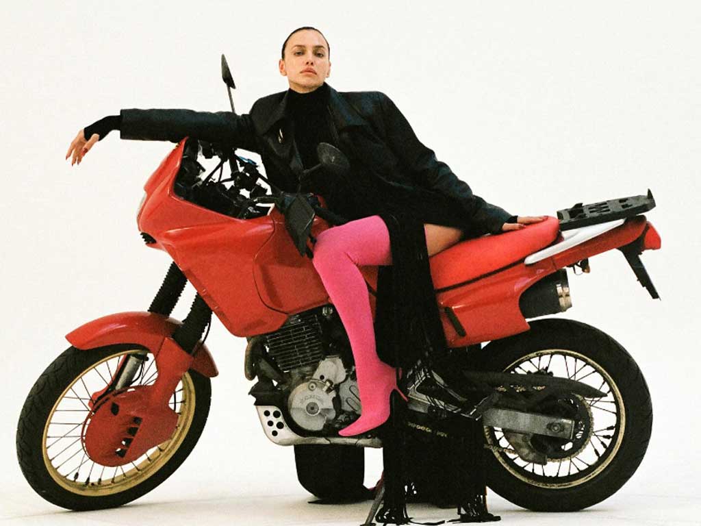 Ирина Шейк шокировала фанатов: откровенная фотосессия на мотоцикле