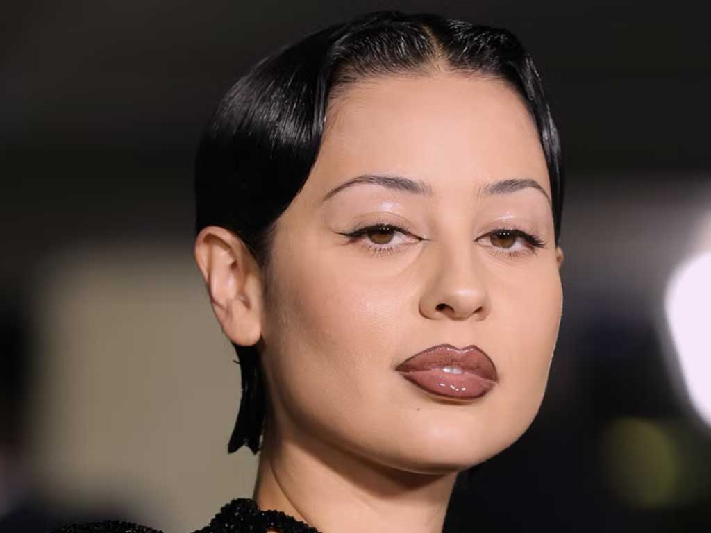 20 самых красивых девушек с тонкими бровями - тренд 2025 года 20 самых красивых девушек с тонкими бровями - тренд 2025 года