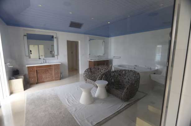 Эпштейн и его жуткий остров - редкие кадры закрытой резиденции