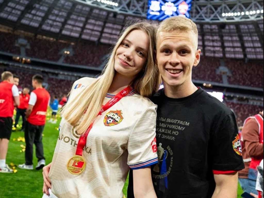 10 самых красивых девушек футболистов России