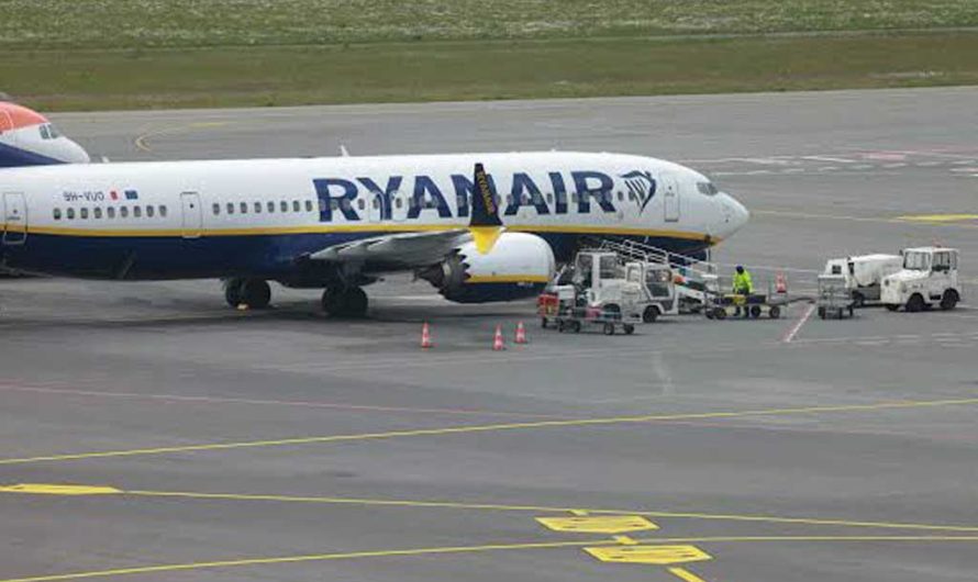 Пассажира Ryanair чуть не вытянуло из самолета: Boeing 737 потерял иллюминатор в полете