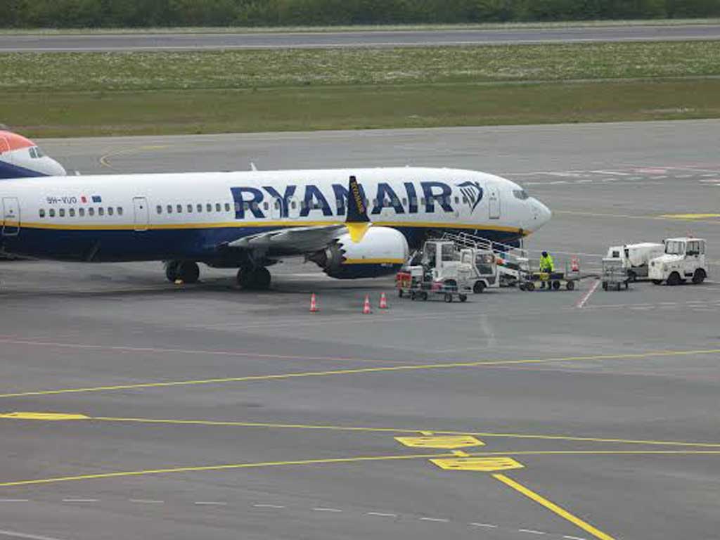 Пассажира Ryanair чуть не вытянуло из самолета: Boeing 737 потерял иллюминатор в полете