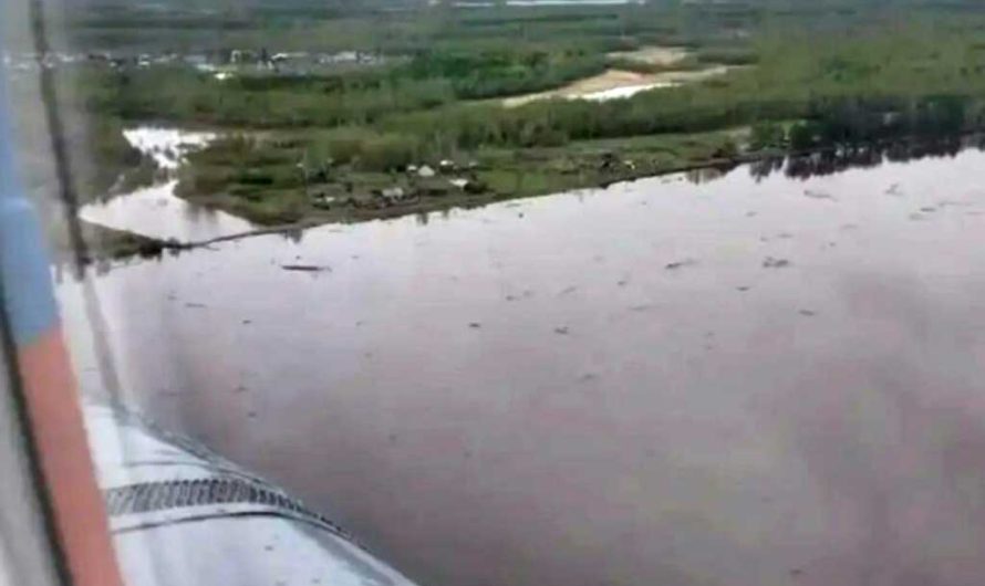 Вертолет готовят к вылету: паводок в Якутии снова угрожает дорогам и поселкам