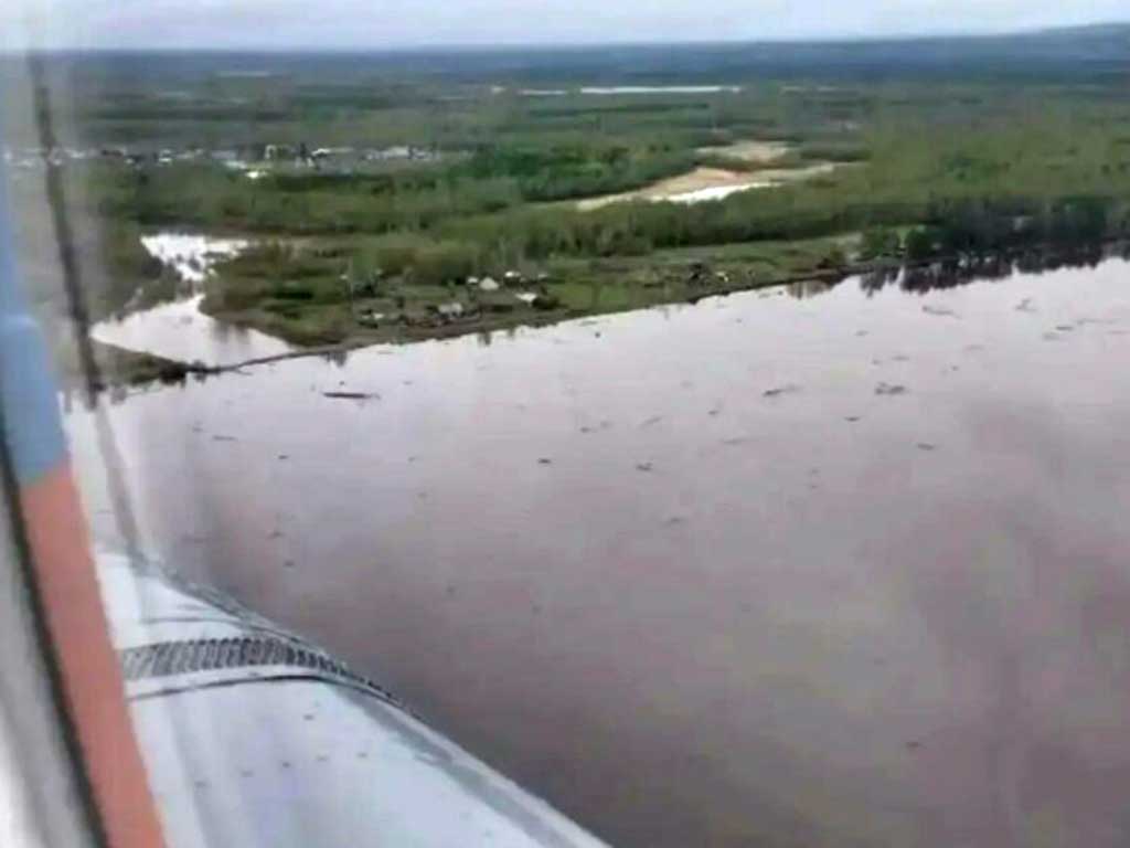 Вертолет готовят к вылету: паводок в Якутии снова угрожает дорогам и поселкам